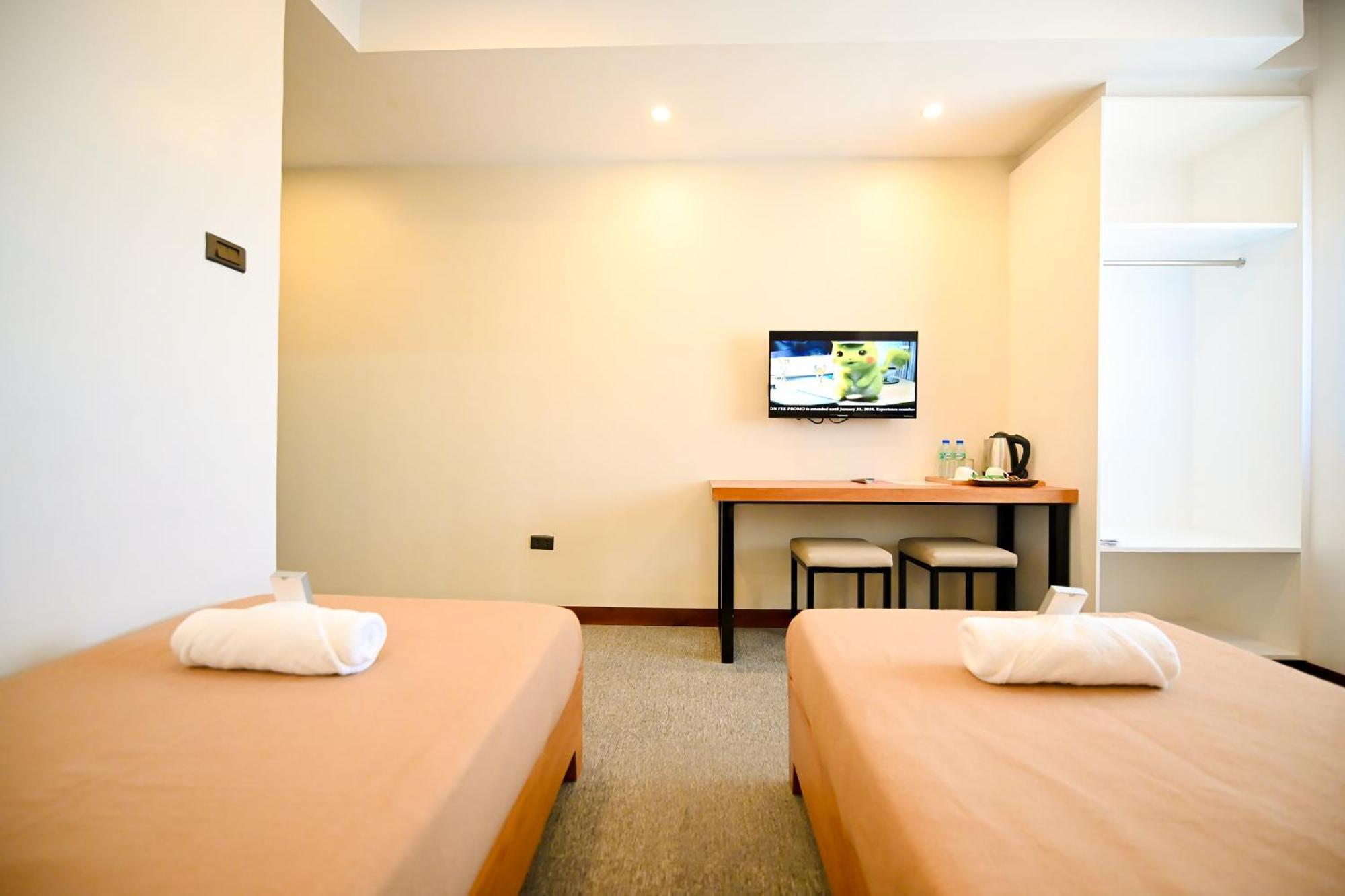Blue Harbor Hotel Calapan Екстер'єр фото