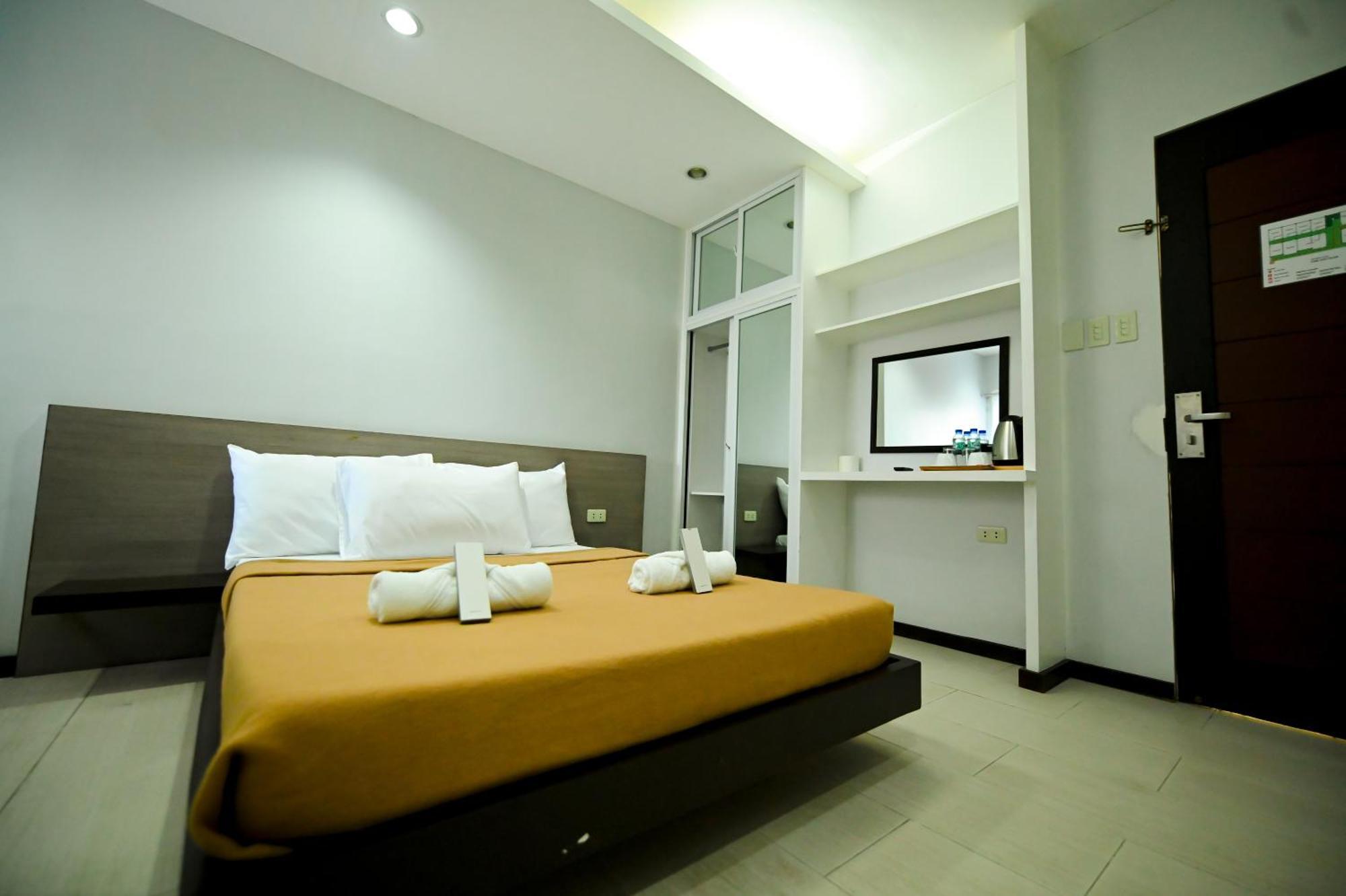 Blue Harbor Hotel Calapan Екстер'єр фото