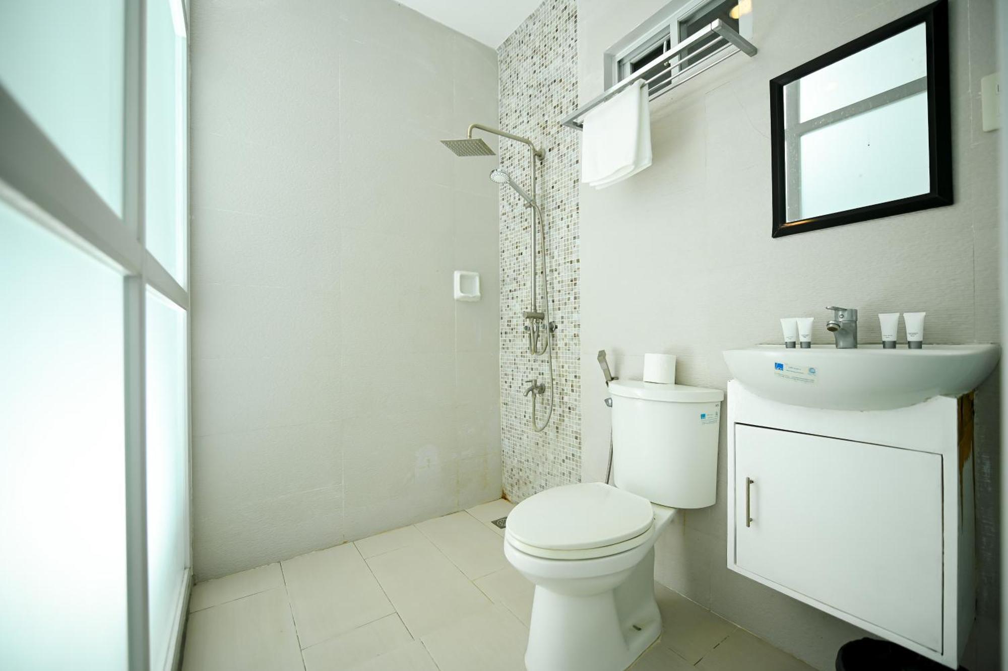 Blue Harbor Hotel Calapan Екстер'єр фото