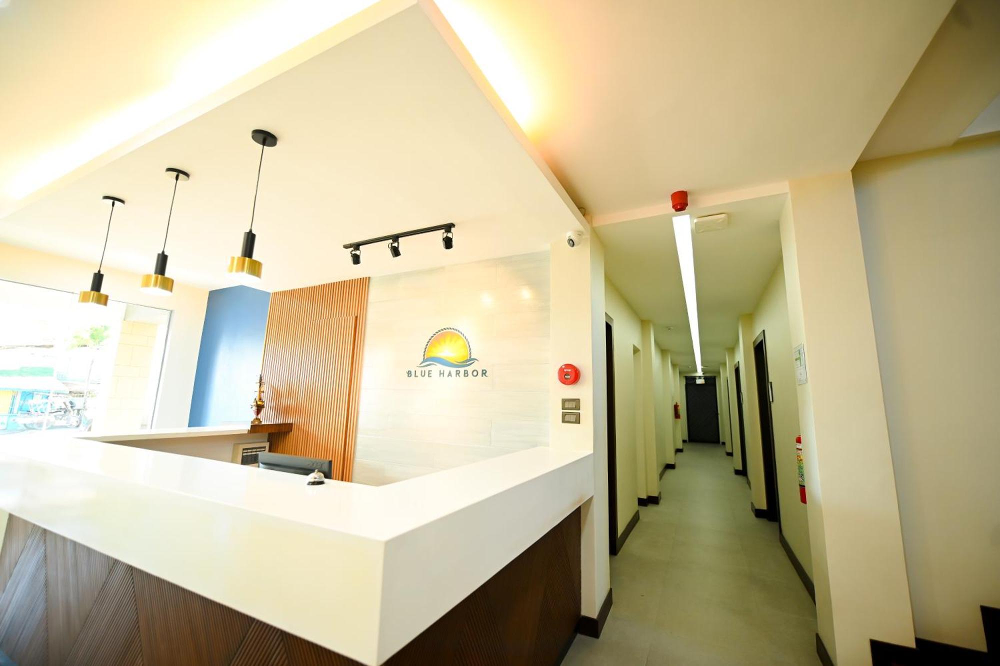 Blue Harbor Hotel Calapan Екстер'єр фото