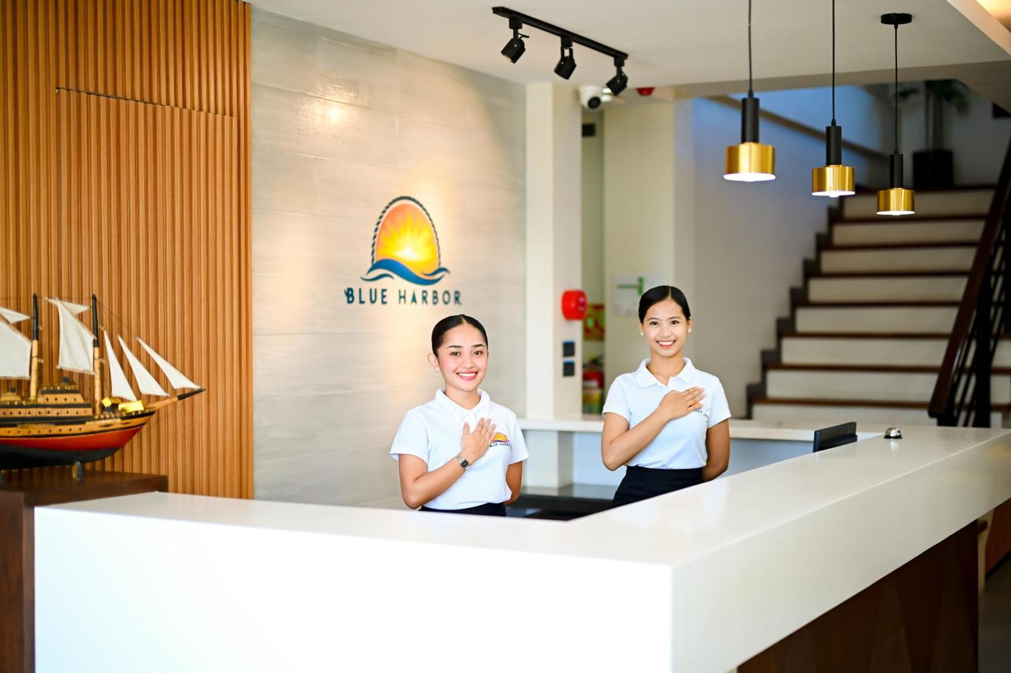 Blue Harbor Hotel Calapan Екстер'єр фото