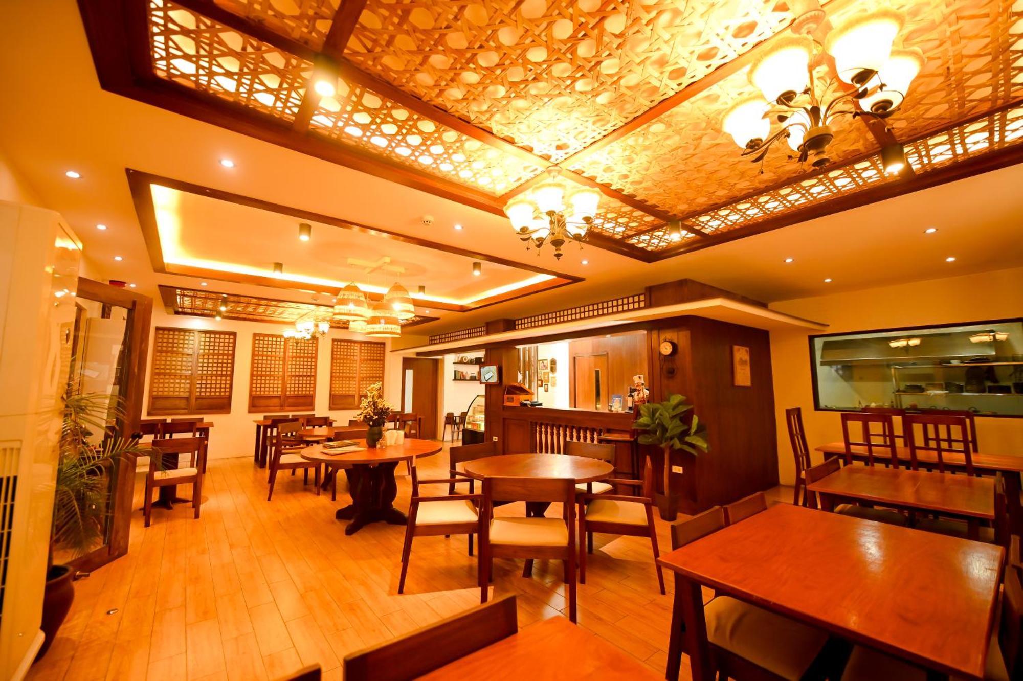 Blue Harbor Hotel Calapan Екстер'єр фото