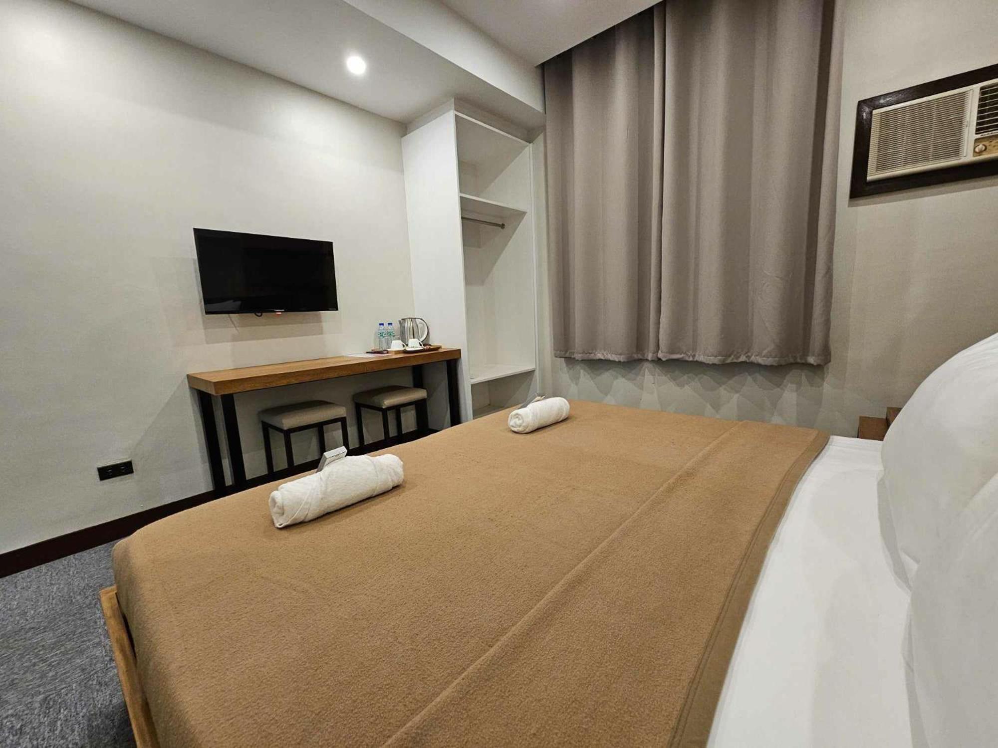 Blue Harbor Hotel Calapan Екстер'єр фото