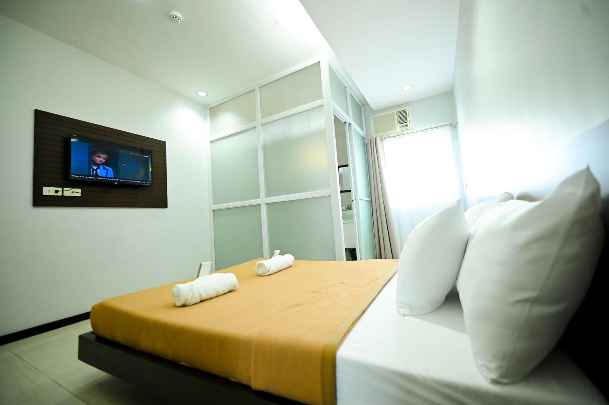 Blue Harbor Hotel Calapan Екстер'єр фото