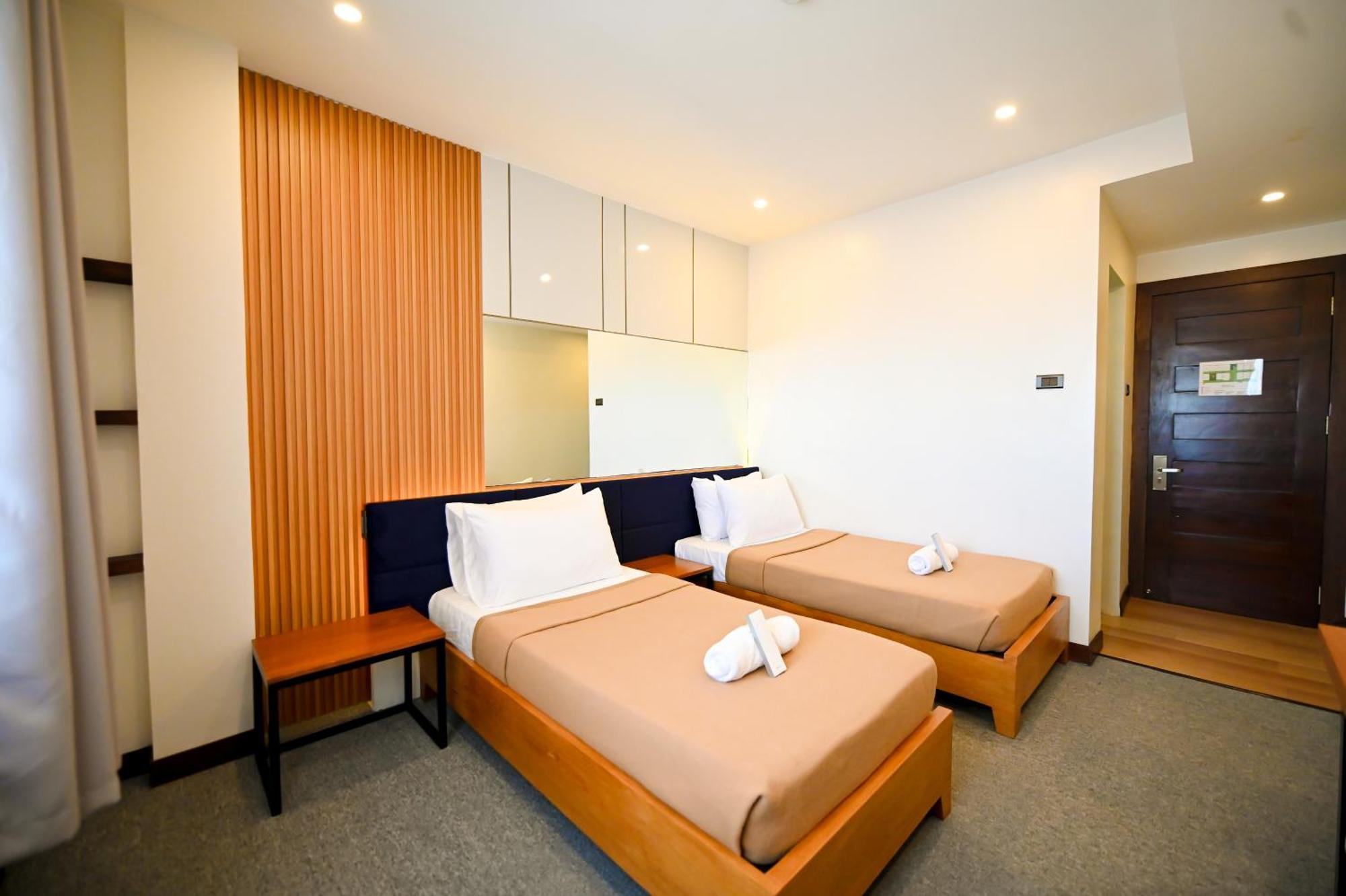 Blue Harbor Hotel Calapan Екстер'єр фото