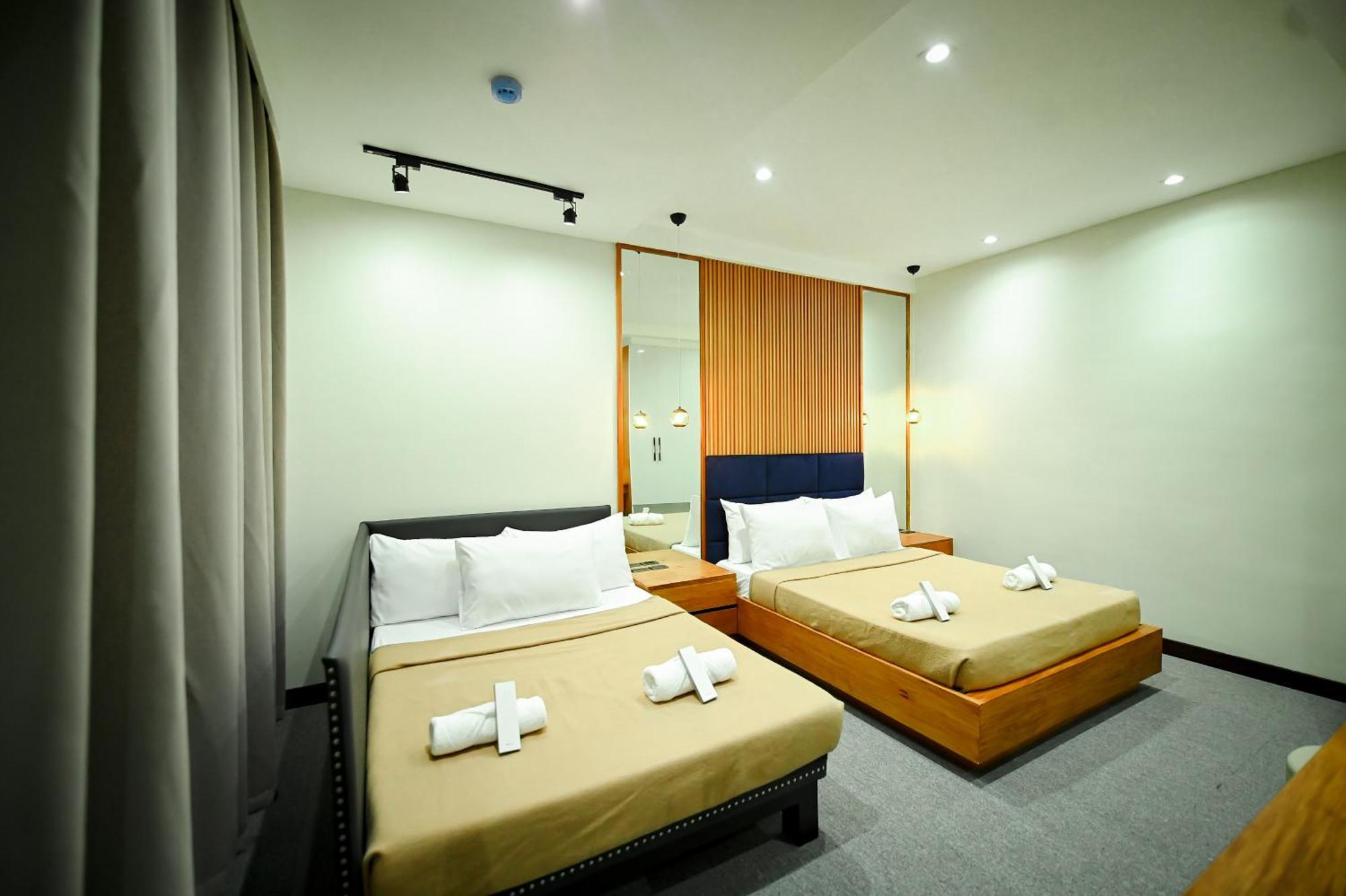 Blue Harbor Hotel Calapan Екстер'єр фото