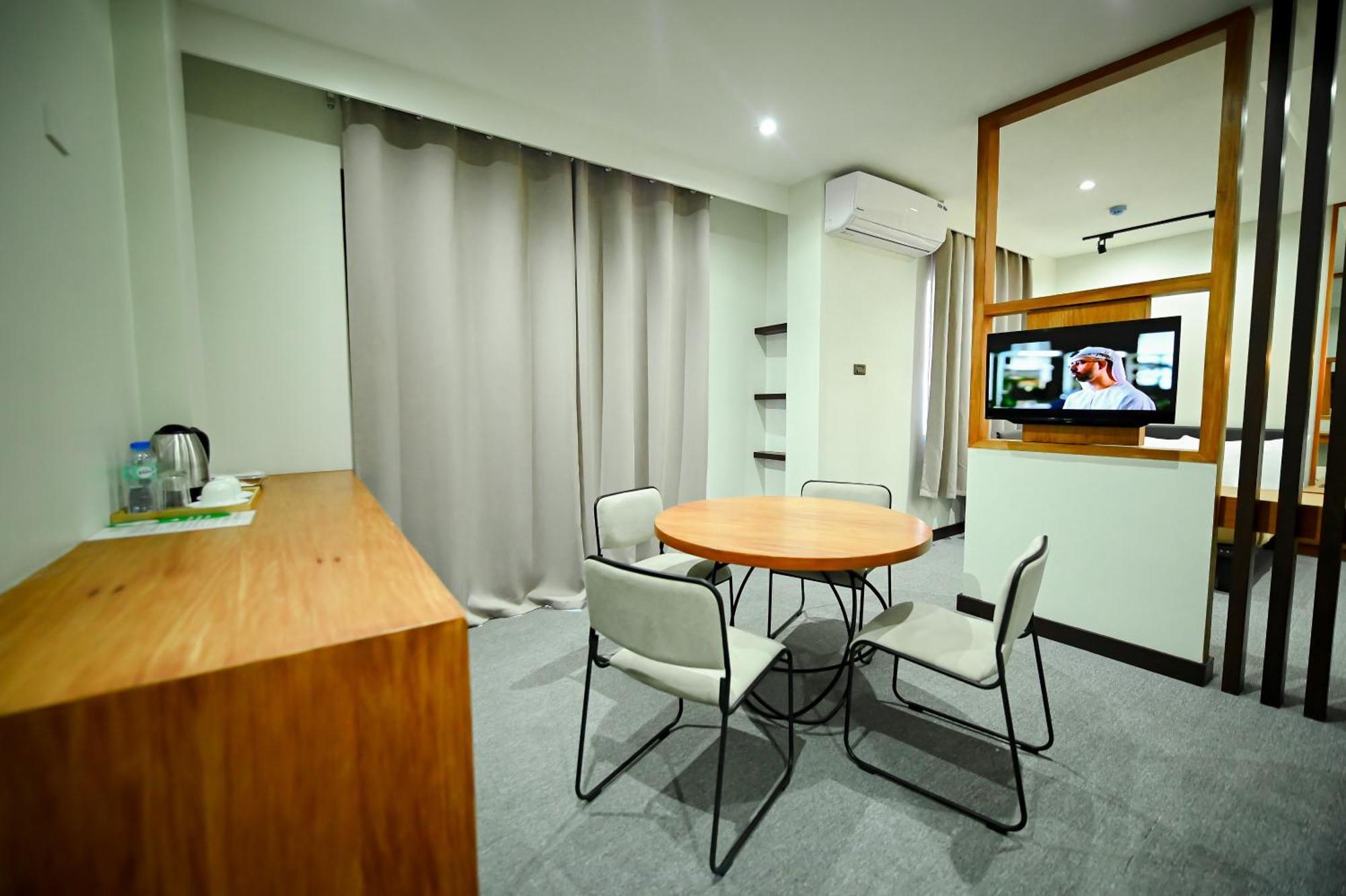 Blue Harbor Hotel Calapan Екстер'єр фото