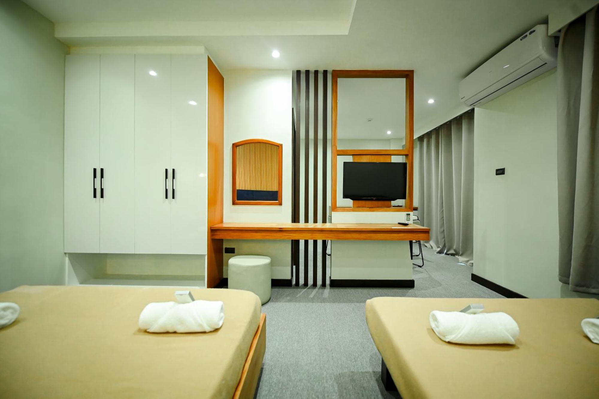 Blue Harbor Hotel Calapan Екстер'єр фото