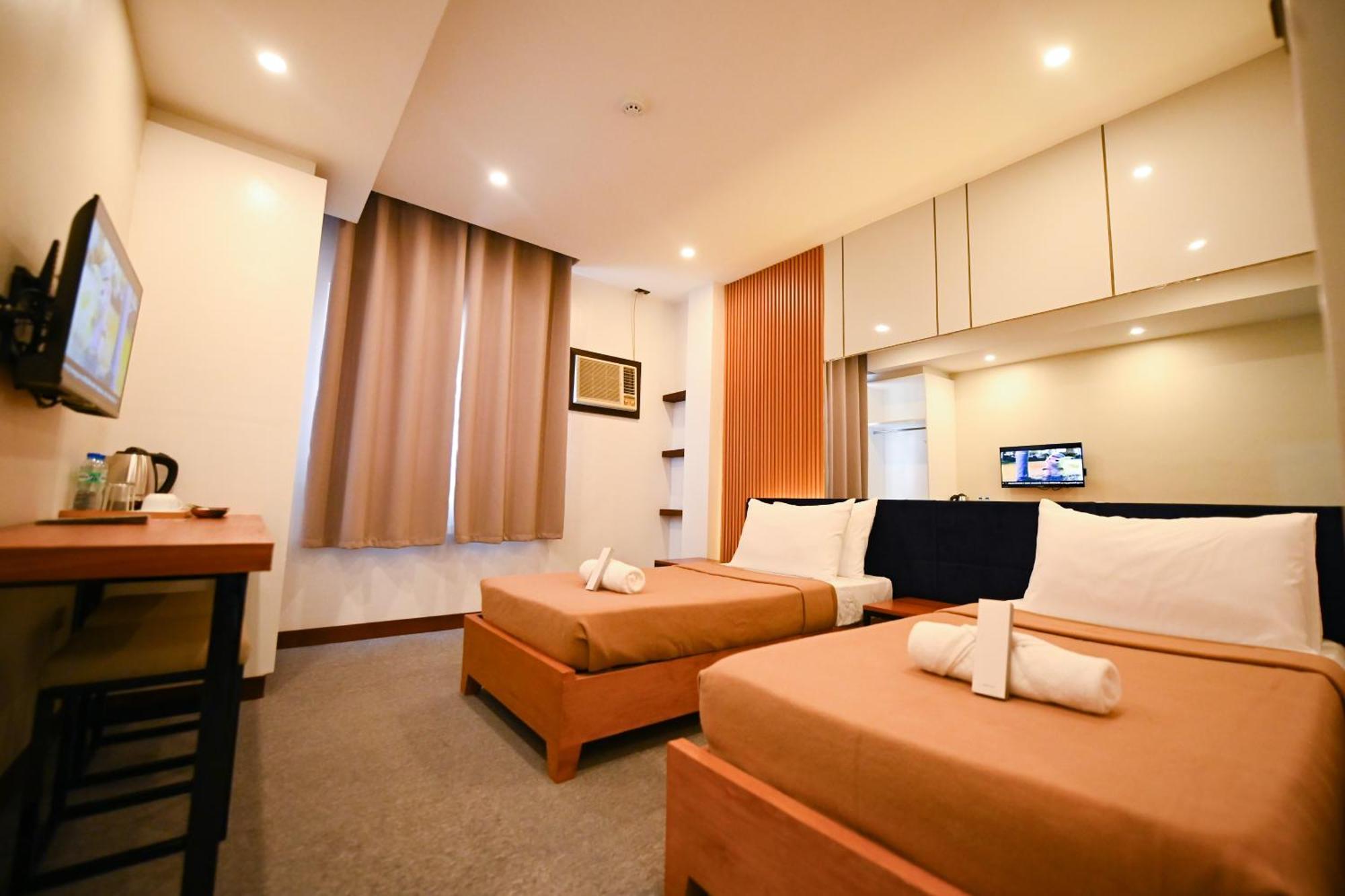 Blue Harbor Hotel Calapan Екстер'єр фото
