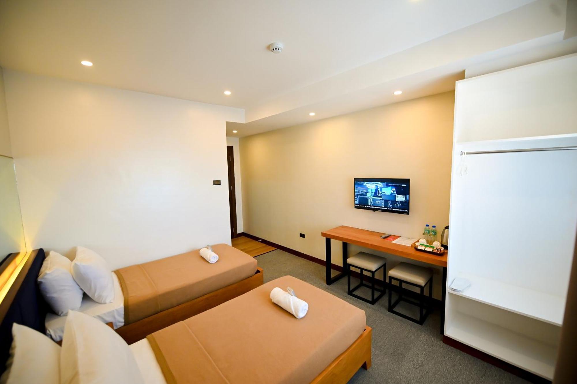 Blue Harbor Hotel Calapan Екстер'єр фото